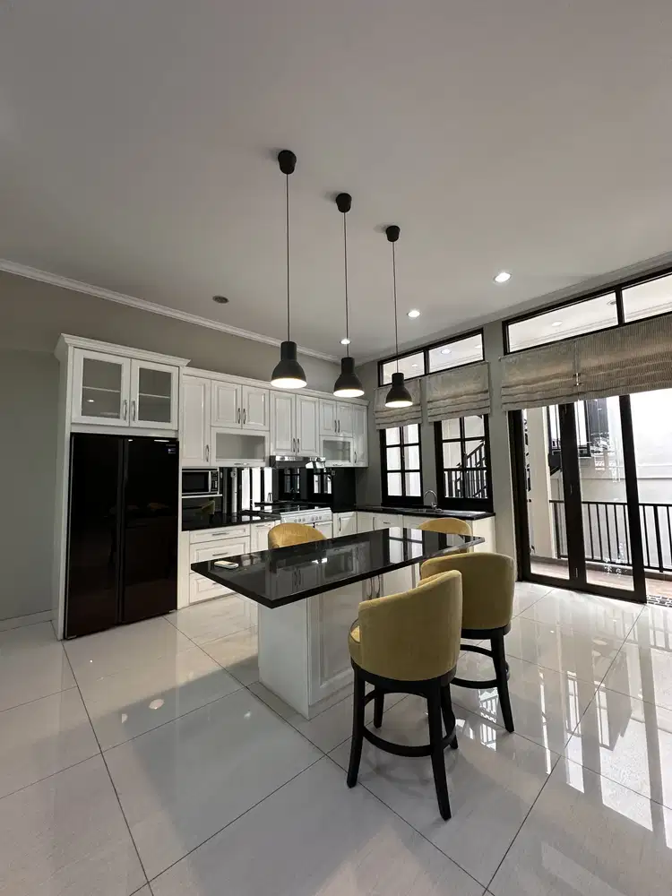 Rumah Mewah Senopati Jaksel LT 211 LB 400, Garasi 4 Mobil