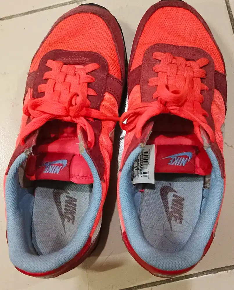 Sepatu Jalan/olahraga wanita