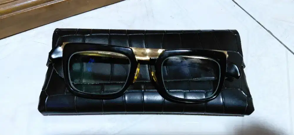 Kacamata Mewah 1990an