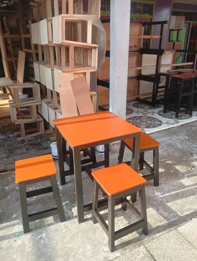 Meja  cafe + 4 kursi cafe ready