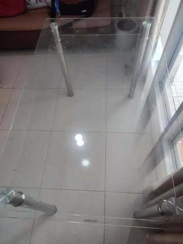 Meja Makan Kaca