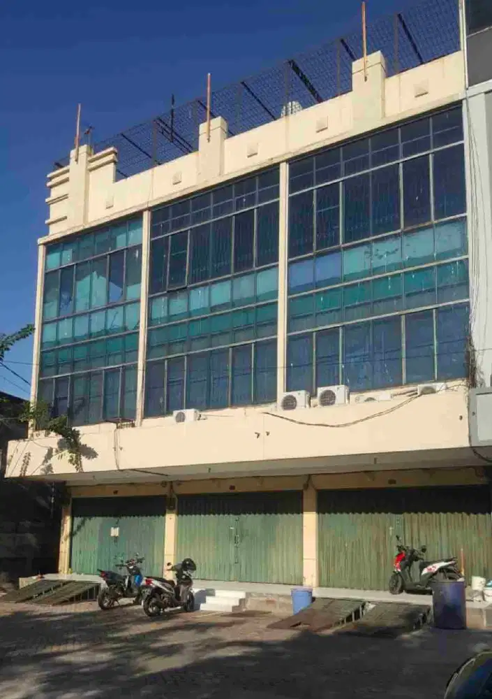 Di sewakan  ruko gandeng 3
Ukuran 4.5 x 15  komplek puri deltamas penjaringan