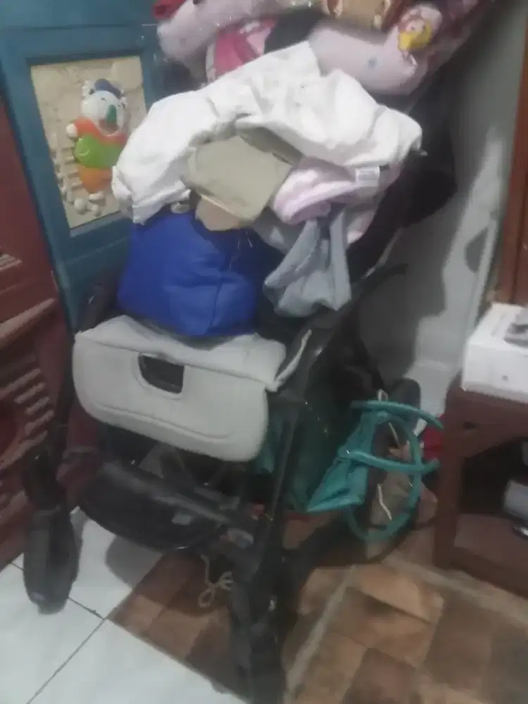 Di jual aja stroler dripada gak kepake.masih ok