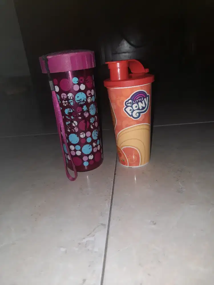 2 tempat minum tupperware