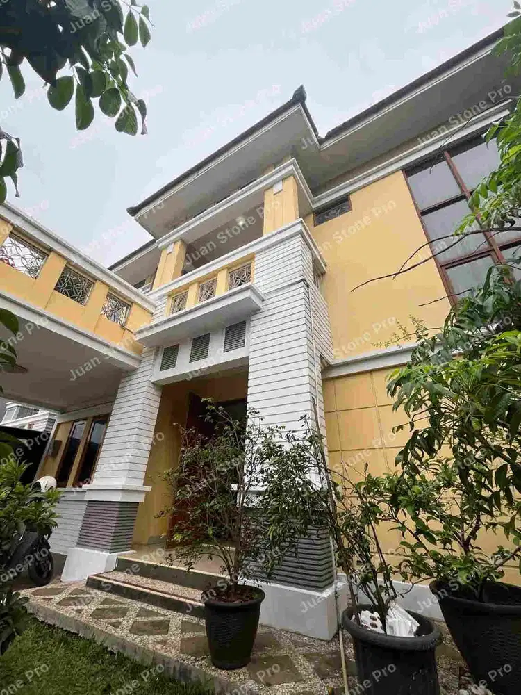 RUMAH HOOK KONDISI MASIH BAGUS,DEPAN TAMAN,SIAP HUNI