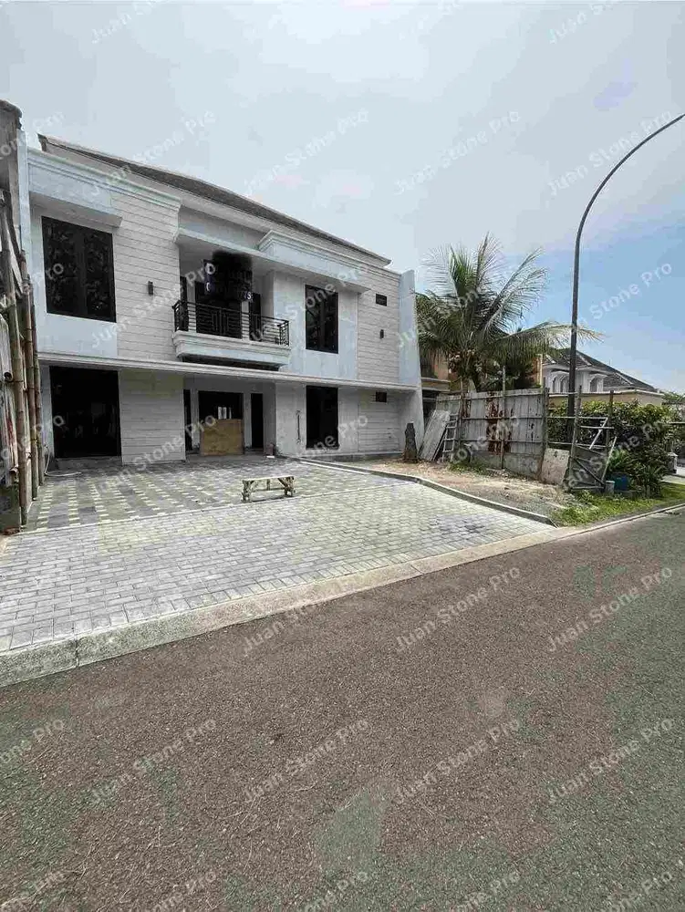 RUMAH RENOVASI TOTAL,DEPAN TAMAN,LAYOUT LAPANG,BACKYARD LUAS