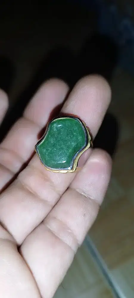 Batu giok model terompah