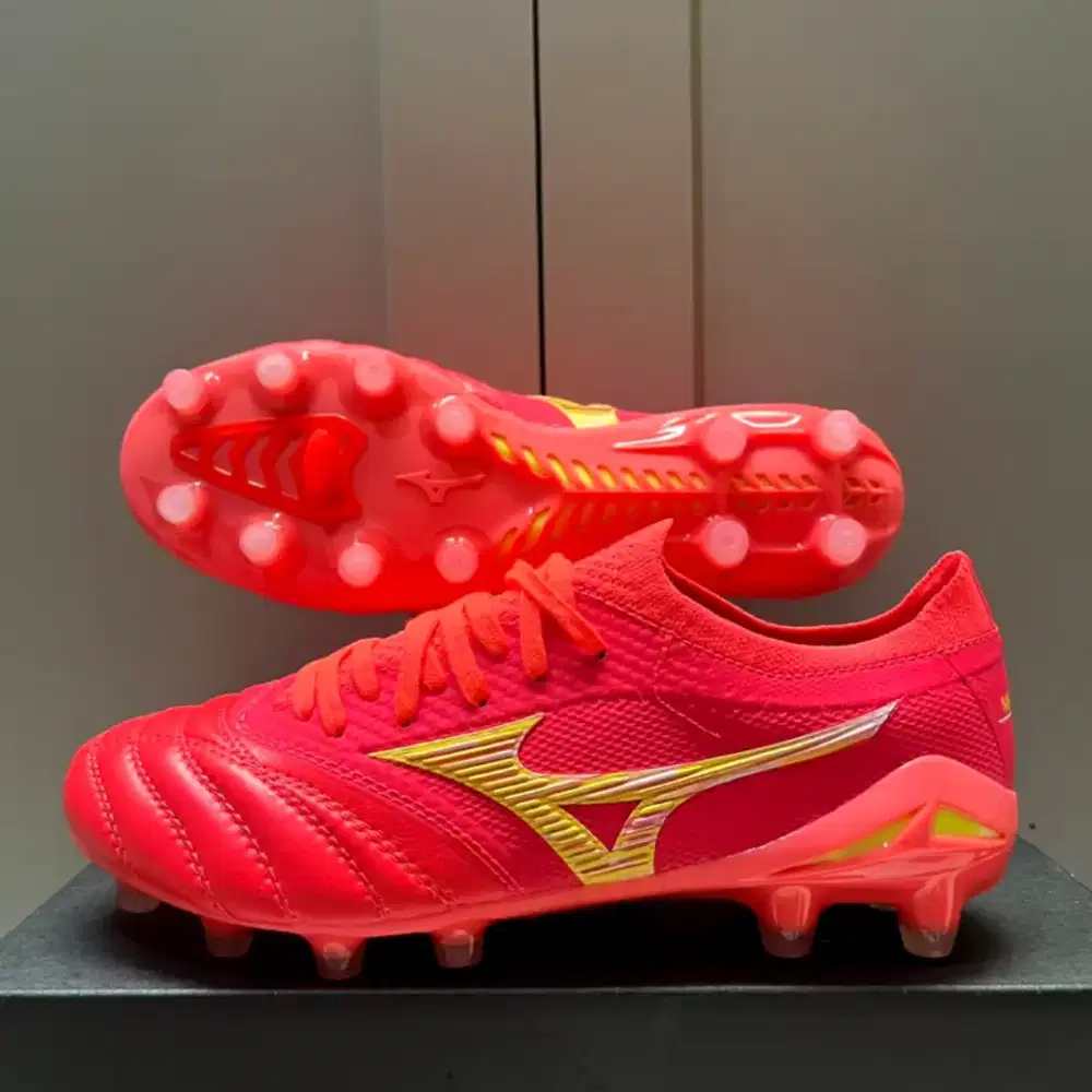 Sepatu bola Mizuno Beta Red gold