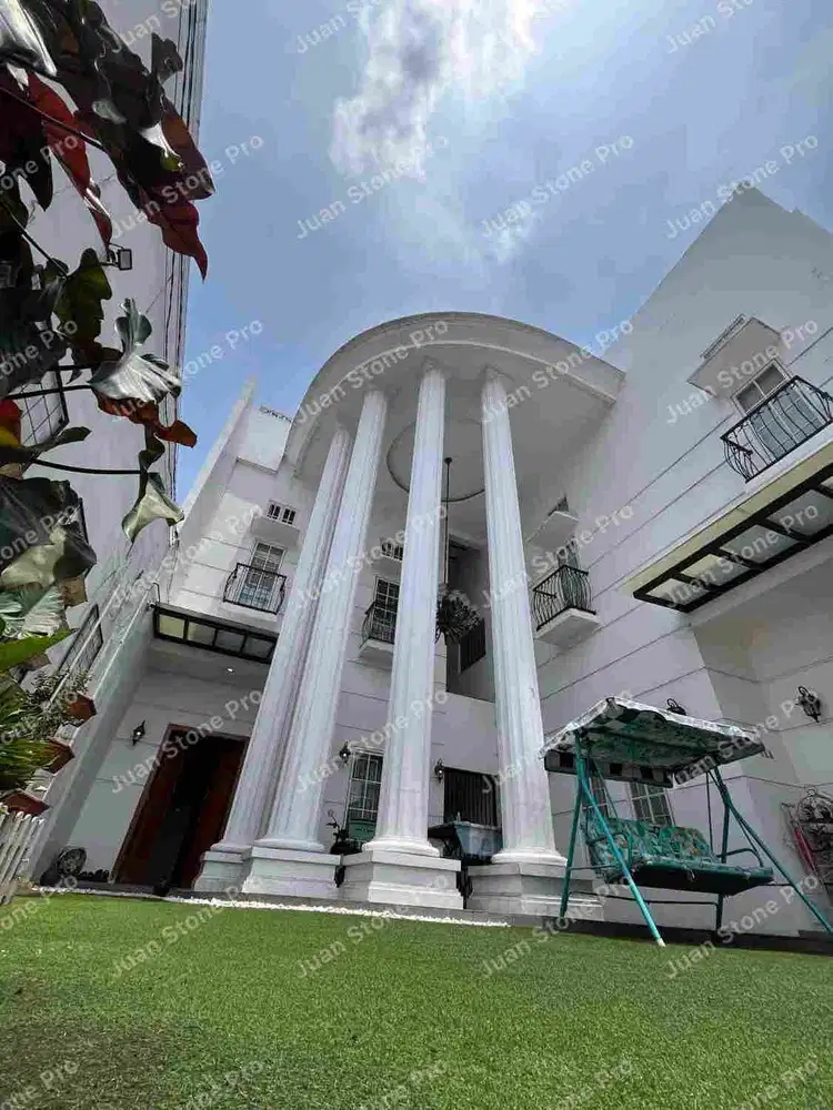 RUMAH MEWAH DEKAT PINTU TOL CISALAK,DEPOK.BANGUNAN KOKOH,HIGH CEILLING