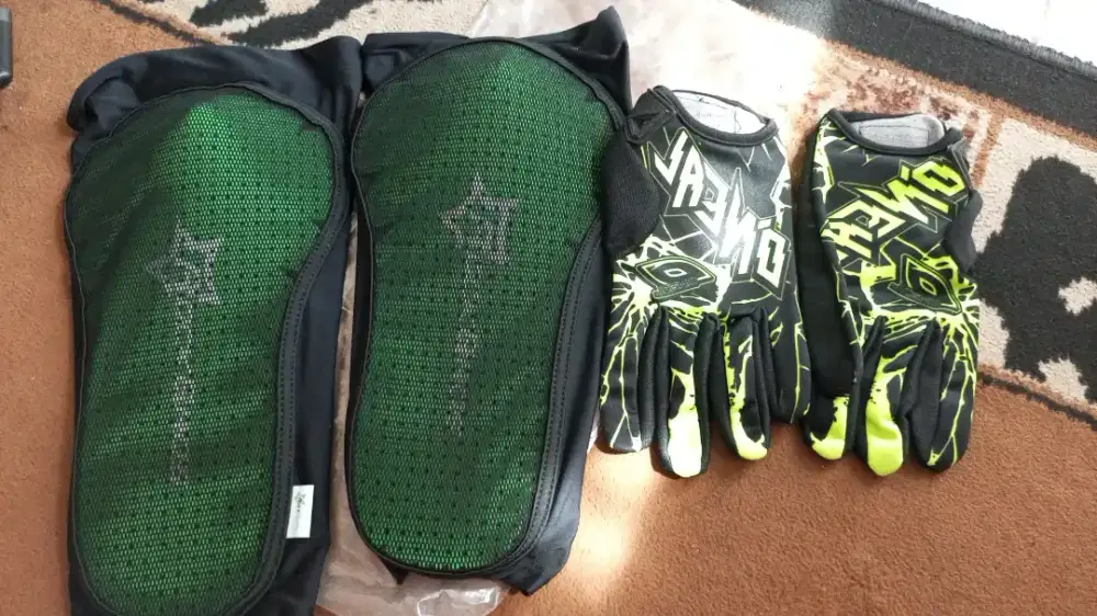 Pelindung kaki dan sarung tangan sepeda