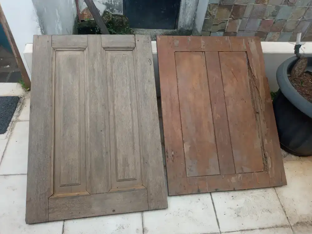 Kayu bekas daun pintu