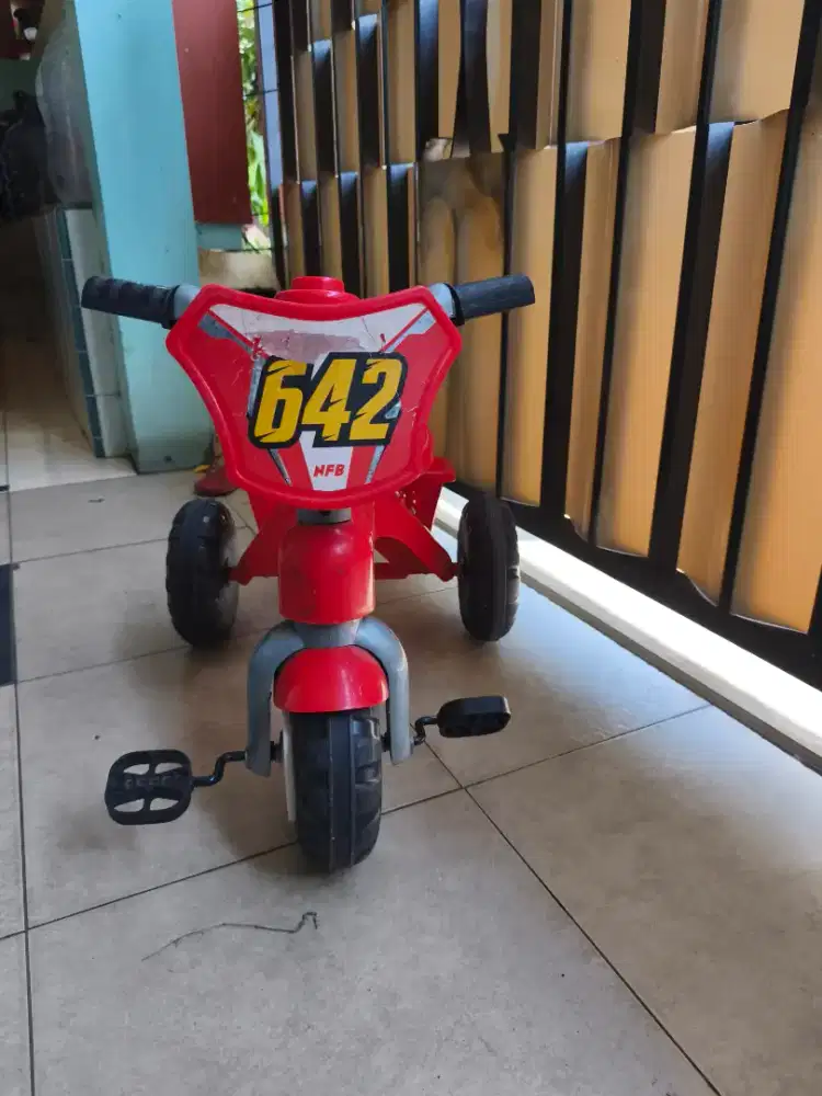 Sepeda roda tiga anak balita