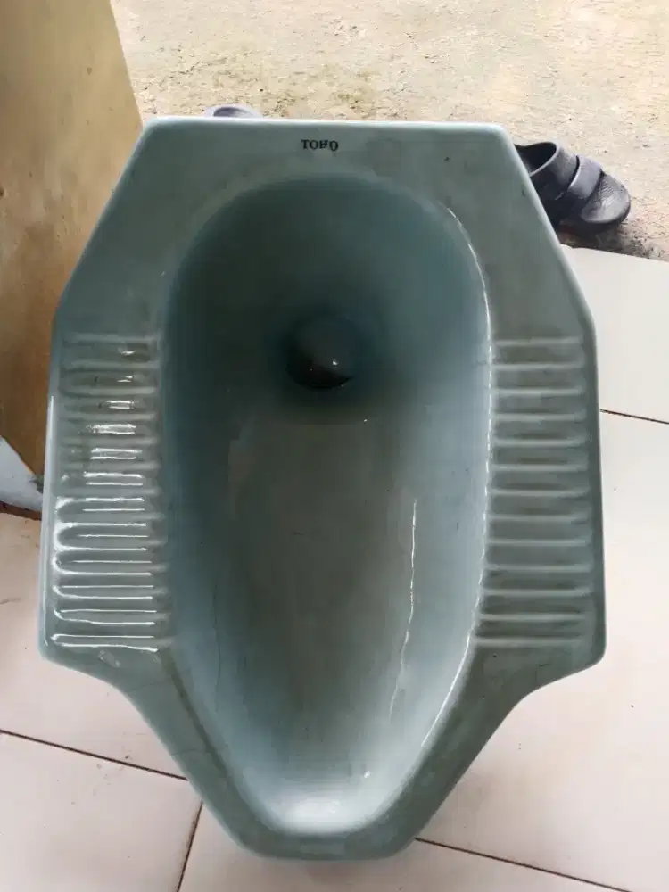 Closed jongkok toho bekas