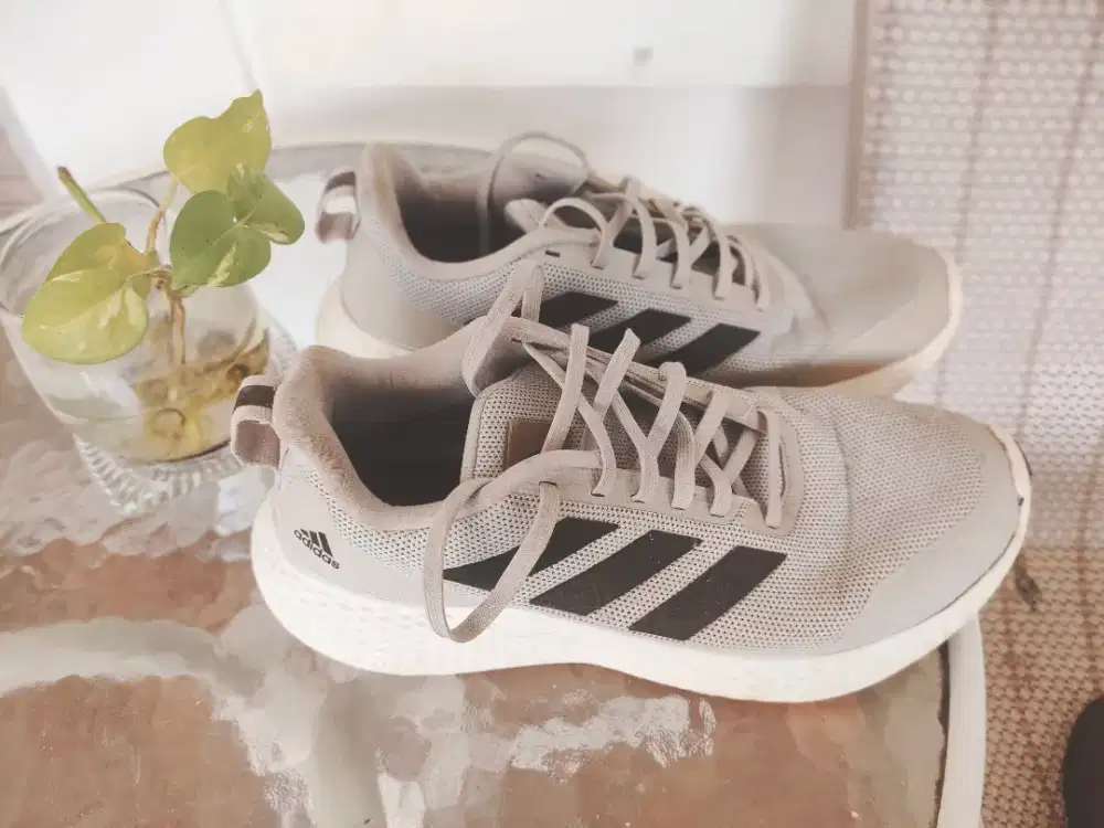 ADIDAS SIZE 42 Oke