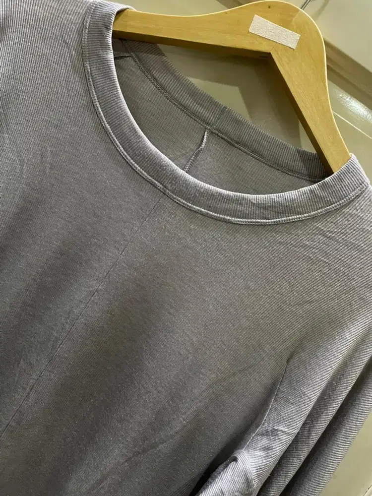 Kaospolos abu lengan panjang uniqlo