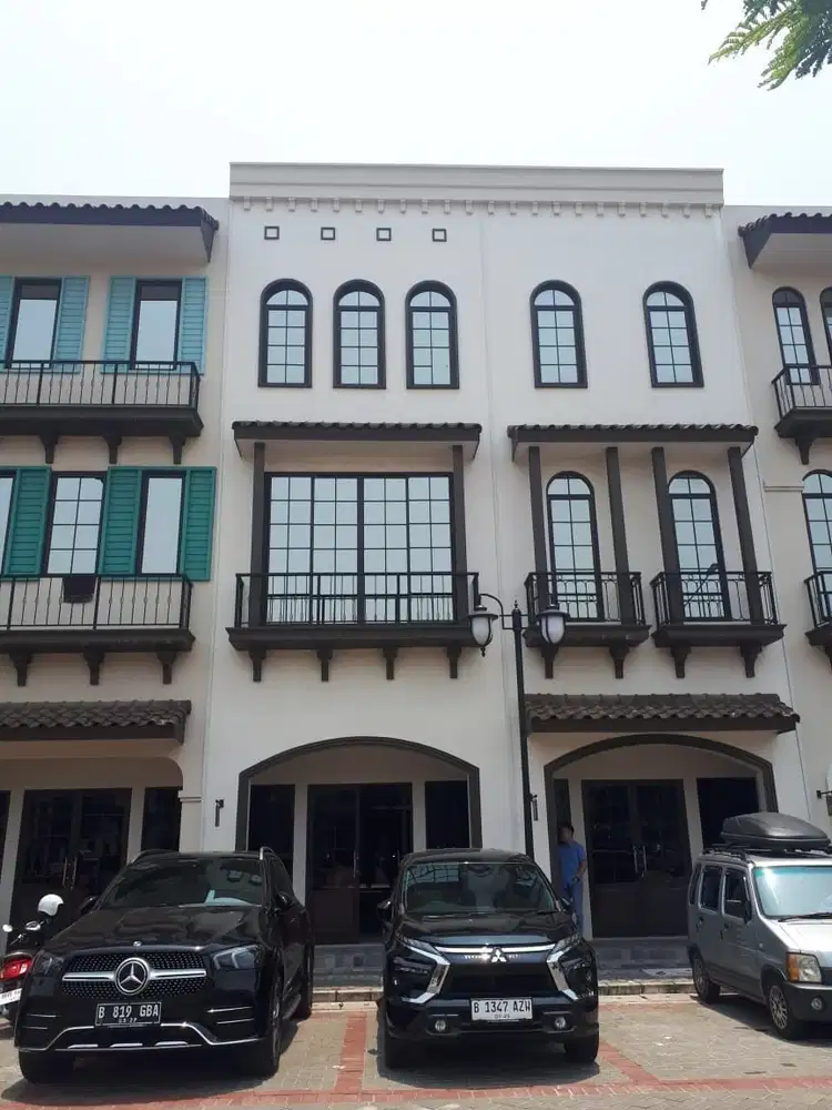 ruko pik2 osaka boulevard 4,5x20 tiga lantai,dua muka,,brand new,9 ac,lampu LED