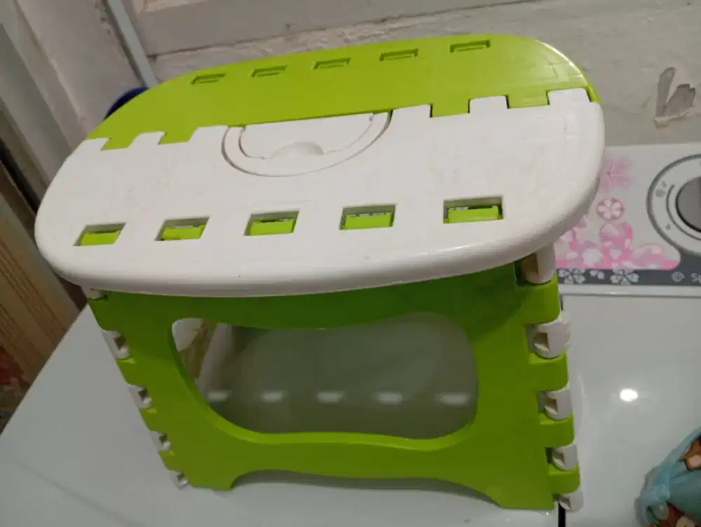 Kursi atau meja lipat anak