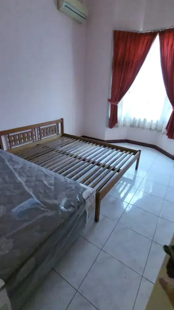 Meja Makan Dipan Kasur