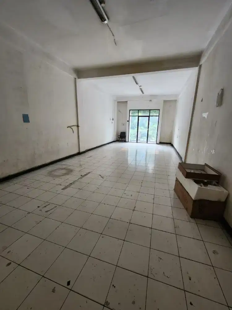 Disewakan Ruko 3.5 Lantai di Raya Ngagel