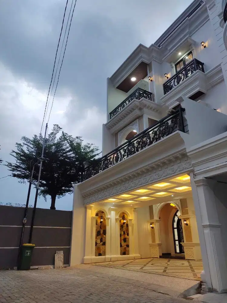 DiJual Rumah Baru Classic Modern 3 Lantai
