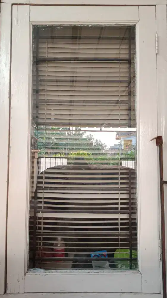 Kayu Kaca jendela putih dengan tralis jendela