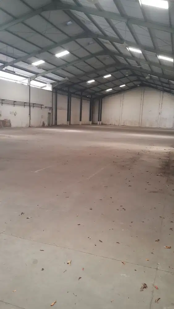 sewa gudang halaman pribadi luas 2900 m2 di Taman sidoarjo