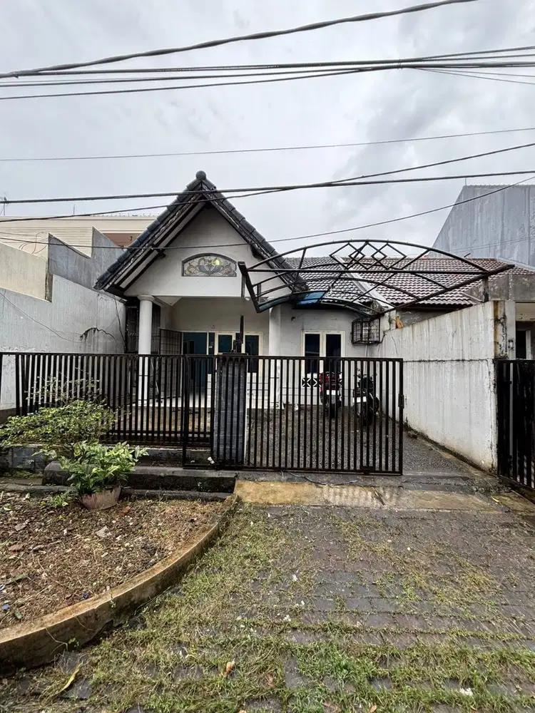 DIJUAL RUMAH BESAR HADAP TIMUR JUAL MURAH LOKASI BAGUS DI TAMAN ROYAL