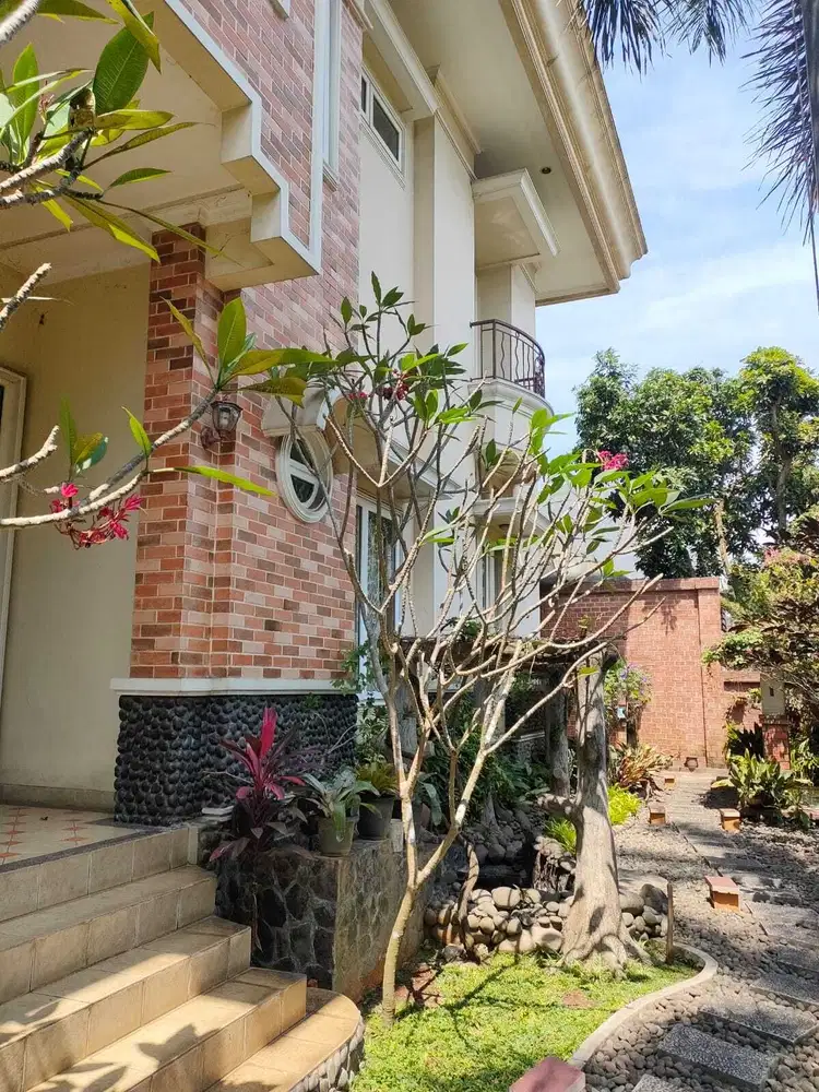 Rumah mewah dengan taman luas di Taman Permata Lippo Karawaci