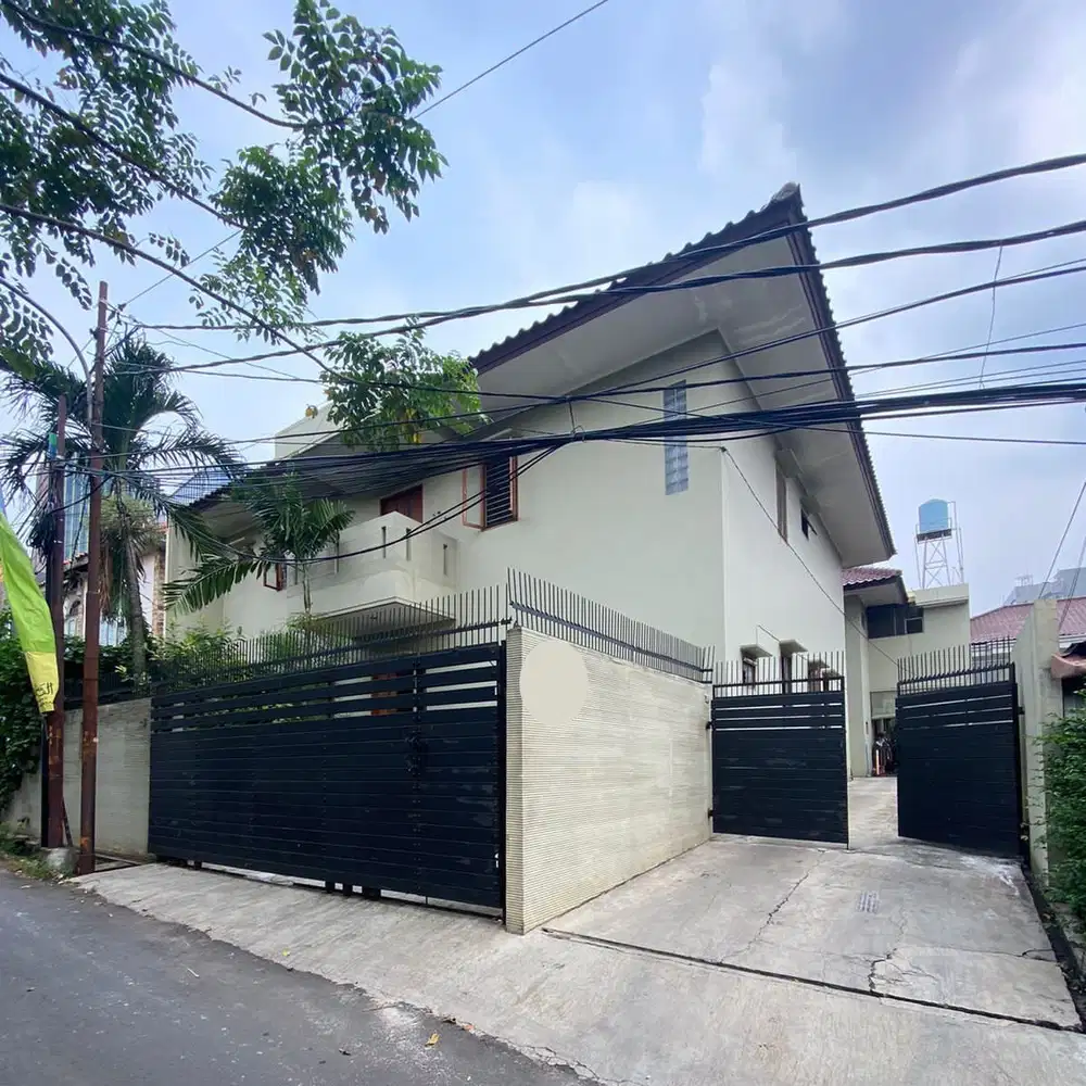 Dijual Rumah Dengan Taman Luas di Cilandak