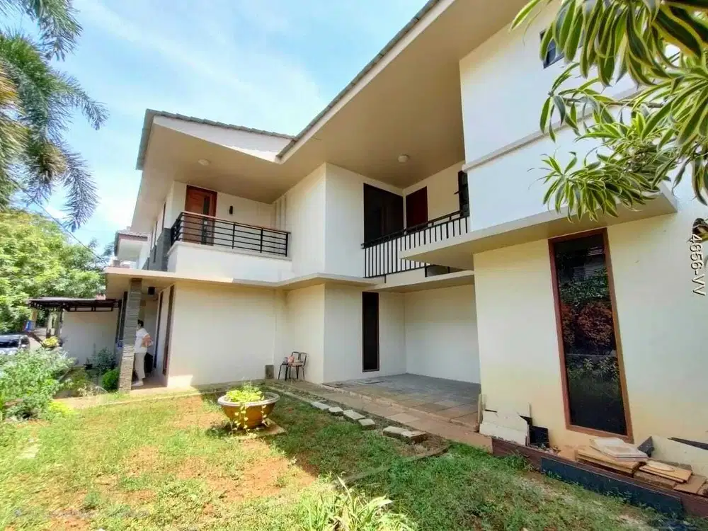 Dijual Rumah dgn Tanah Halaman Luas Depan Belakang di Sektor 9 Bintaro