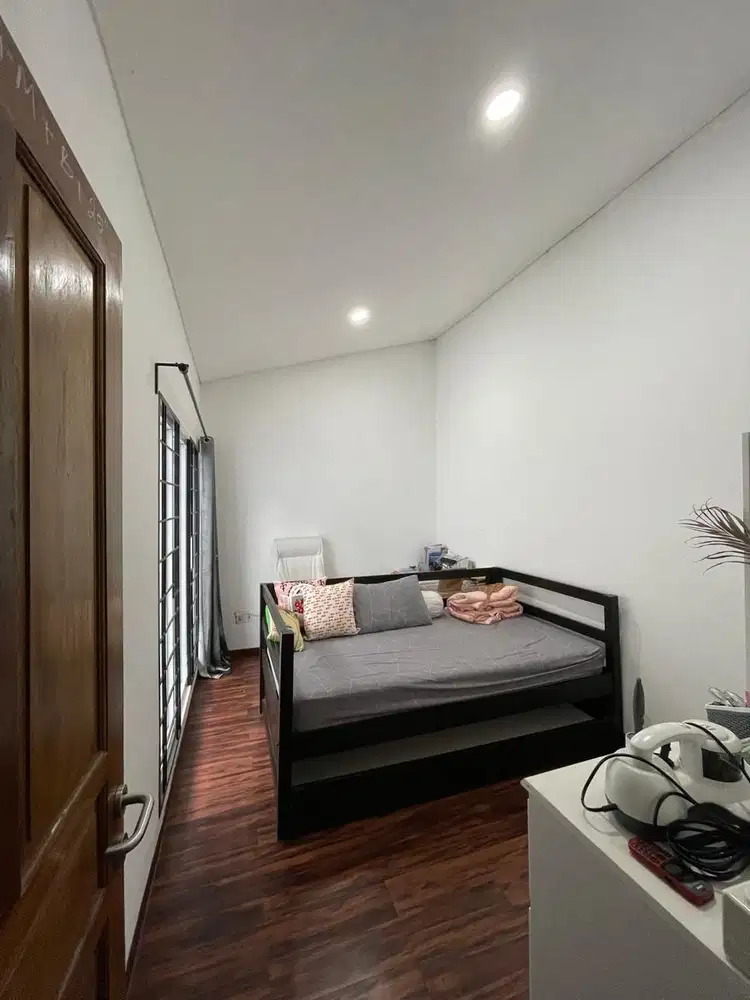 Rumah Siap Huni Semi Furnish di SEKTOR 1E