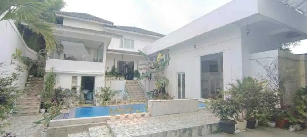 Dijual Rumah Modern Dengan Kolam Renang di Ciputat Tangerang Selatan