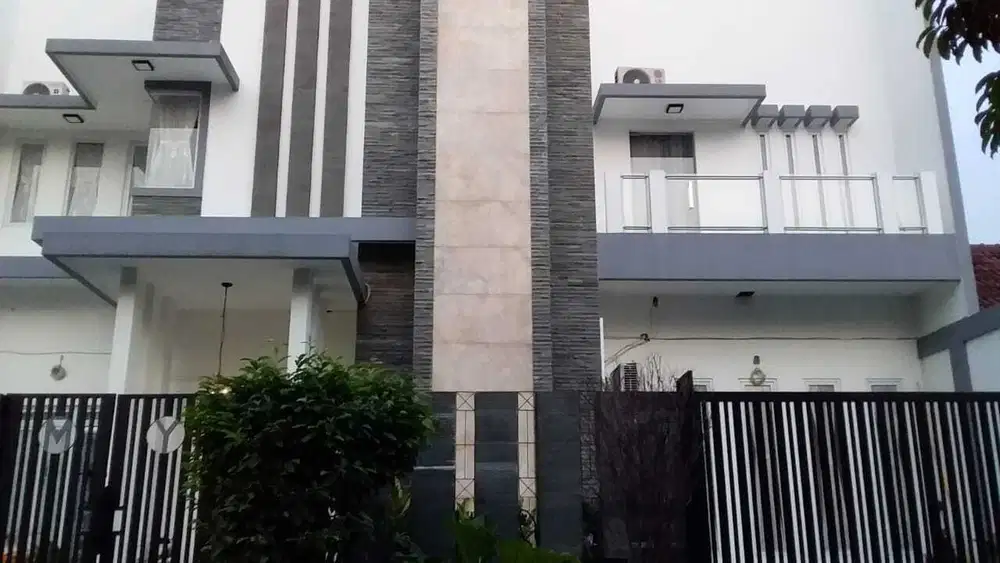 Rumah Bagus dengan Kolam Renang di Kemang Pratama Bekasi