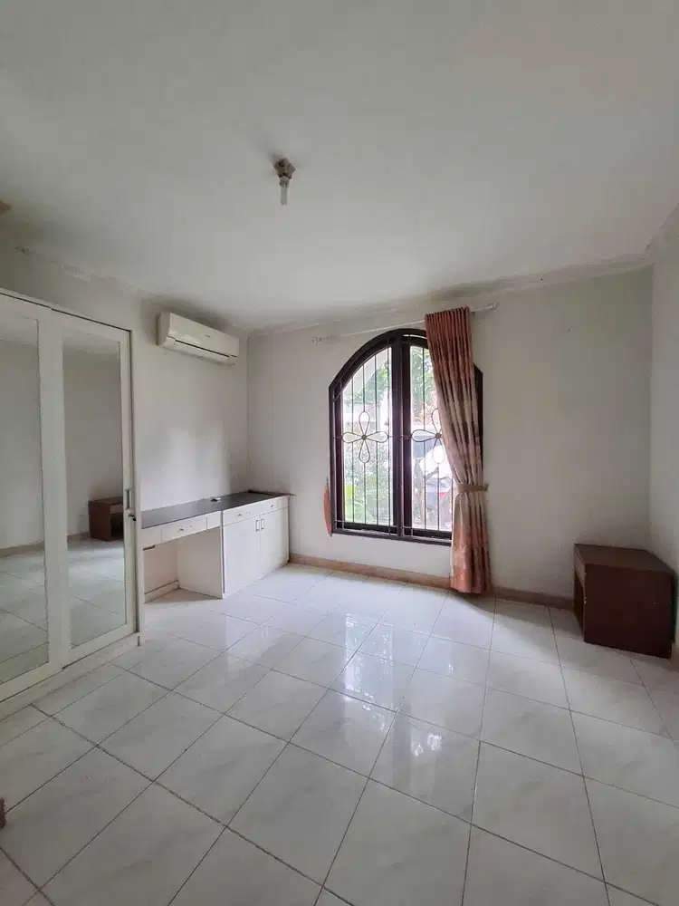 Dijual CEPAT rumah lokasi yang nyaman one gate Sistem di Bintaro Jaya