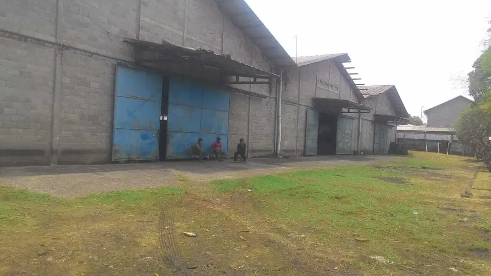 Di Jual Tanah dan 3 Gudang Gandeng , Letak strategis