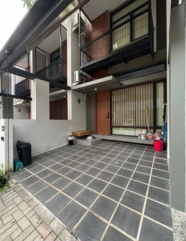 RUMAH DI FLEEKHAUZ BSD TERENOVASI LUAS DAN RAPIH