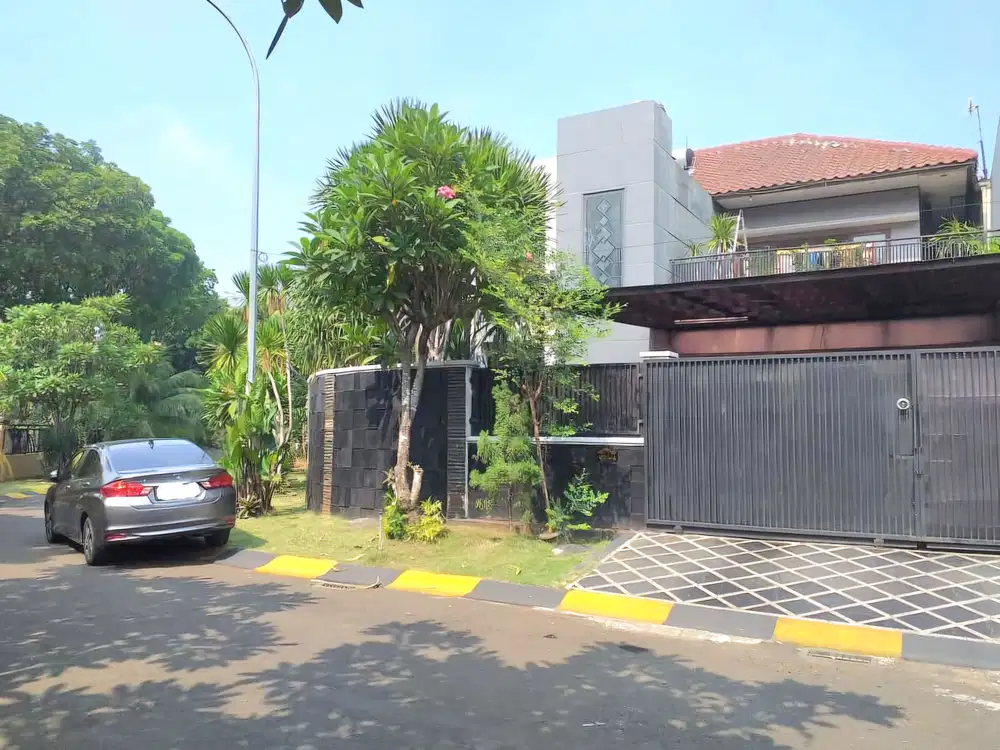 Rumah 2 Lantai dengan Kolam Renang di Puspita Loka BSD