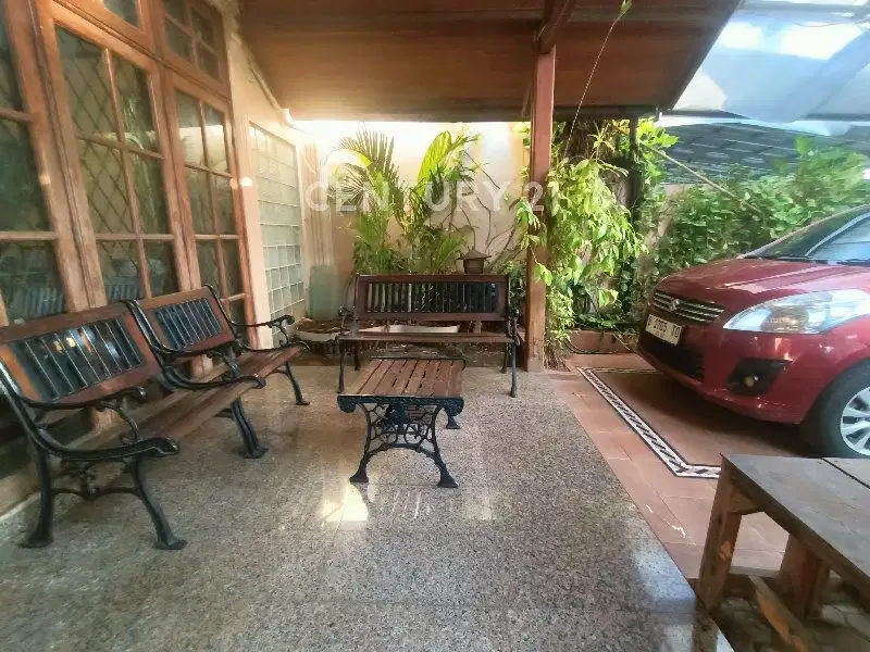 Rumah Dekat RS OMC Pulomas Dekat Tempat Ibadah, Dekat Sekolah.