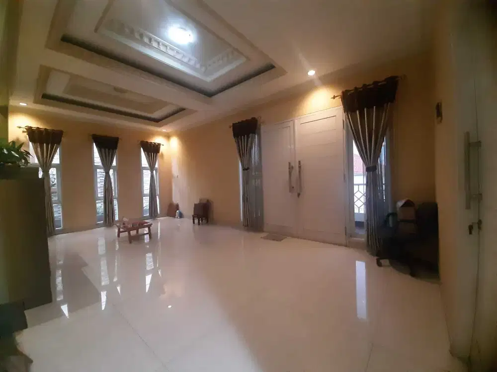 Dijual Murah rumah gaya modern ada kolam renang di Taman Modern Cakung