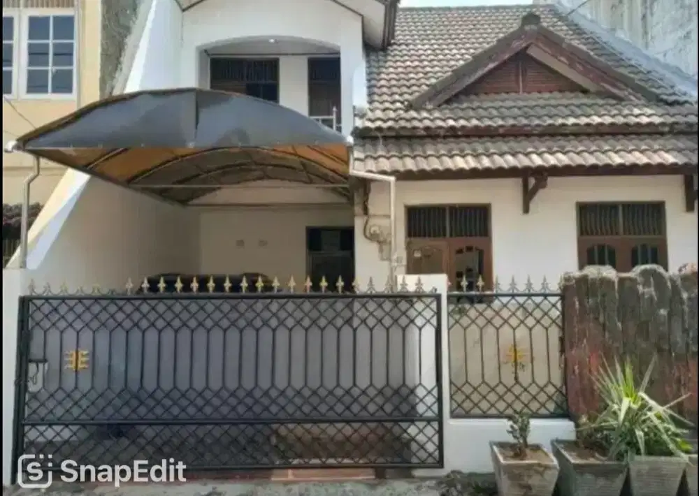 RUMAH KAYU PUTIH LOKASI STRATEGIS DEKAT LAPANGAN BOLA PERSIJA