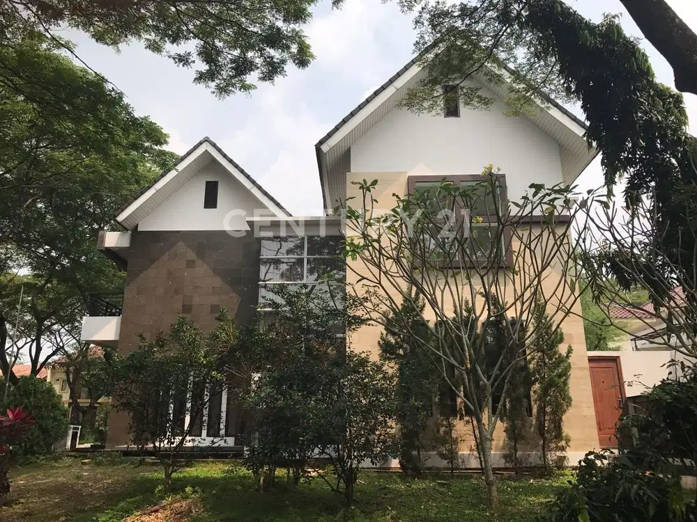 Hoek Designer House Lippo Karawaci Depan Taman Anak Anak