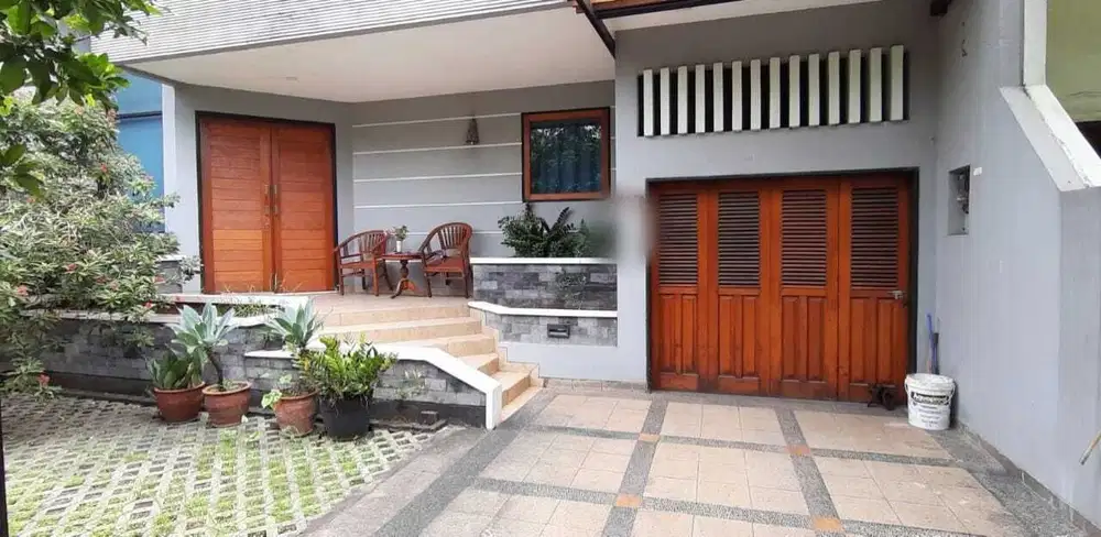 Dijual Rumah Bergaya Modern di Taman Modern, Jakarta Timur