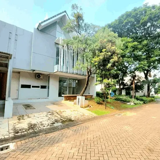 Rumah Hook Samping Taman 8310