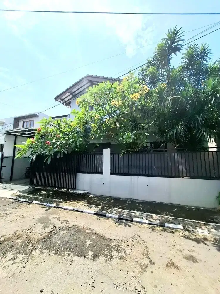 Rumah Bagus 2 Lantai Murah Komplek  Di Sektor 3 8320