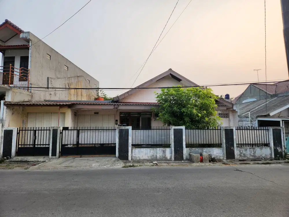Dijual rumah pinggir jalan raya di Jatibening Bekasi.