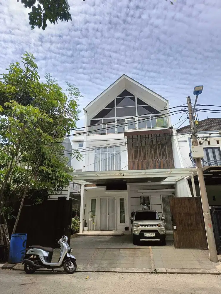 Dijual Rumah Cantik Bergaya Modern & Semi Furnished di Imperial Gading