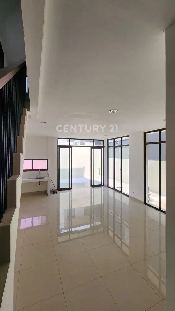 Rumah 2 Lantai Semi Furnished Di Cluster Mahakam JGC Jaktim R2147