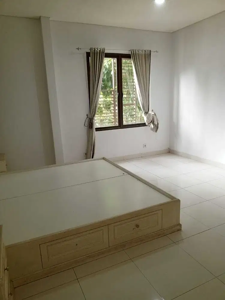 Dijual Rumah 3 Lantai Sudah Renov Lokasi Strategis