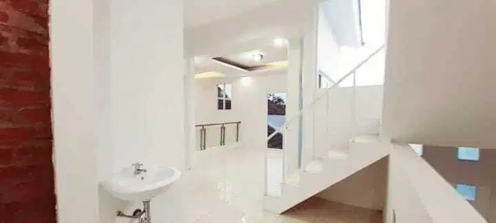 Di jual rumah di bsb city depan danau