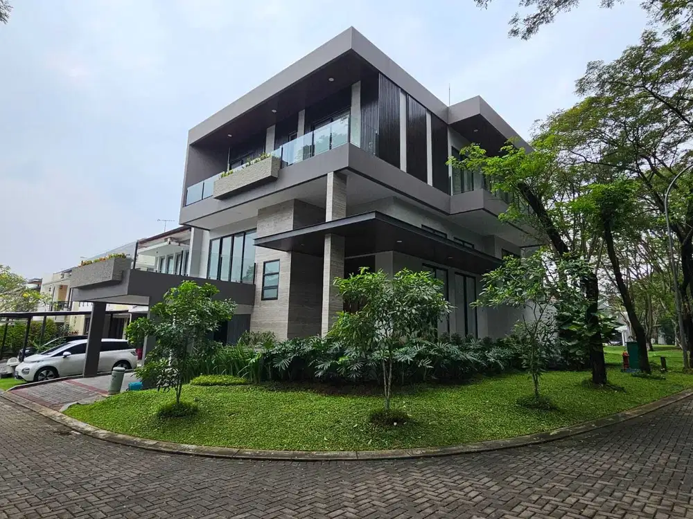 Jual Rumah Bangunan Mandiri 3 lantai (Hoek) di Greencove Bagus Sekali